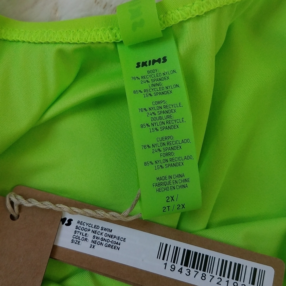 SKIMS SIGNATURE SWIM SCOOP NECK ONE PIECE NEON GREEN - Picture 5 of 7